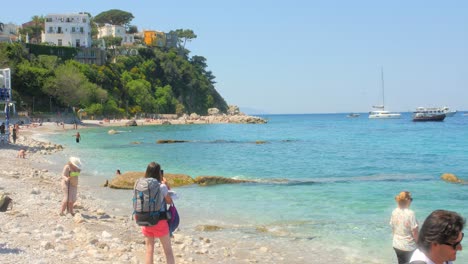 Touristen-An-Einem-Malerischen-Strand-In-Capri,-Italien-Im-Sommer---Schwenken