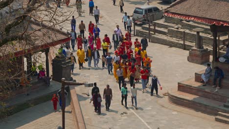 Un-Grupo-De-Religiosos-Camina-Por-Las-Calles-Del-Mercado-De-La-Ciudad-De-Katmandú,-Nepal.