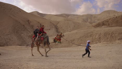 Propietarios-De-Camellos-Machos-Del-Medio-Oriente-En-El-Desierto-Convoy-Arabia