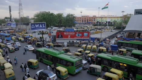 Tráfico-Intenso-Y-Gente-En-La-Carretera-En-Delhi,-India.