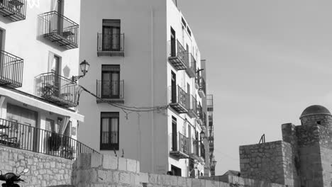 Vintage-Ansicht-Des-Historischen-Stadtzentrums-Mit-Typischen-Gebäuden-In-Peniscola,-Valencia,-Spanien