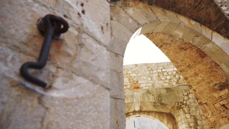 Dubrovnik,-Stimmungsvolle-Straße-Und-Mauern-Der-Altstadt-Mit-Einem-Tor