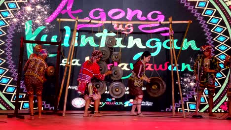 Eine-Gruppe-Einheimischer-Präsentiert-Stammestanz-Und-Musik-Auf-Der-Bühne-In-Davao-City,-Philippinen