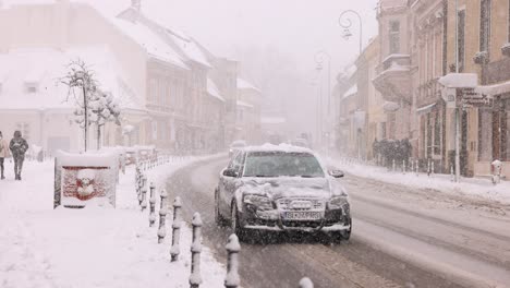 Schnee-Fällt-Auf-Der-Straße-Mit-Autos-Im-Winter-In-Der-Stadt-Brasov,-Rumänien