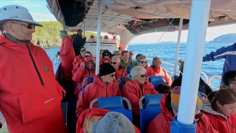 Isla-Bruny,-Tasmania,-Australia---15-De-Marzo-De-2019:-Pasajeros-En-Un-Barco-Turístico-Disfrutando-De-Un-Crucero-Por-La-Isla-Bruny,-Tasmania