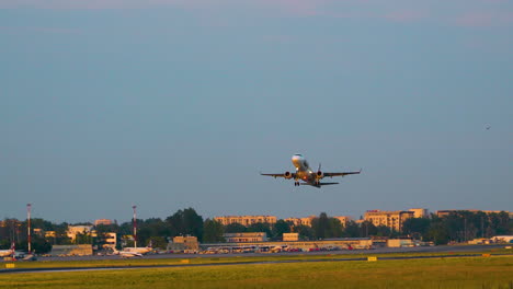 Viele-Flugzeuge-Der-Fluggesellschaft-Starten-Von-Der-Start--Und-Landebahn-Des-Chopin-Flughafens-In-Warschau