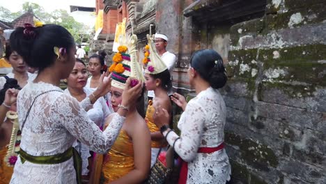 Balinesische-Mädchen-Verkleiden-Sich-Für-Den-Rejang-Dewa-Tempeltanz-In-Der-Hinduistischen-Zeremonie-Auf-Bali,-Einer-Traditionellen-Asiatischen-Veranstaltung-Mit-Religiöser-Darbietung