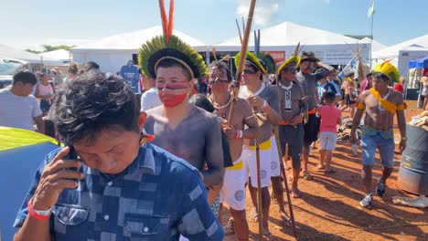Auf-Einem-Lokalen-Festival-Der-Indigenen-Bevölkerung-Amazoniens-Sehen-Wir-Die-Traditionellen-Körperzeichnungen-Und-Bunten-Federhüte