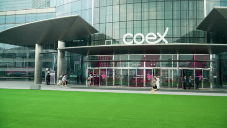 People-At-The-Famous-Luxury-Shopping-Center-Of-Starfield-COEX-Mall-In-Gangnam,-Seoul,-South-Korea