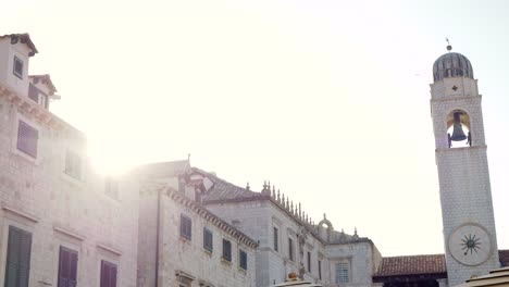 Dubrovnik,-Morgensonne-Beleuchtet-Die-Mauern-Der-Altstadt-Und-Den-Uhrturm