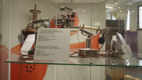 Fascinante-Colección-De-Teléfonos-Antiguos,-Que-Destaca-La-Evolución-De-La-Tecnología-De-La-Comunicación-Dentro-Del-Museo-Técnico-Nacional-En-Praga,-República-Checa