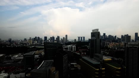Tageszeitraffer-Während-Des-Sonnenuntergangs-Der-Skyline-Von-Singapur,-Der-In-Die-Dunkelheit-übergeht