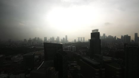 Impresionante-Lapso-De-Tiempo-Con-Nubes-Amenazantes-Del-Horizonte-De-Singapur