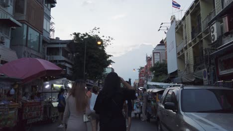Pov-Para-Caminar:-Ruta-Turística-Concurrida-A-Lo-Largo-De-La-Calle-Thanon-Khao-San-Bangkok