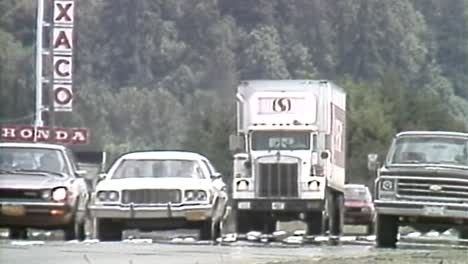 1980-Autobahn-Voller-Autos-Und-Sattelschlepper