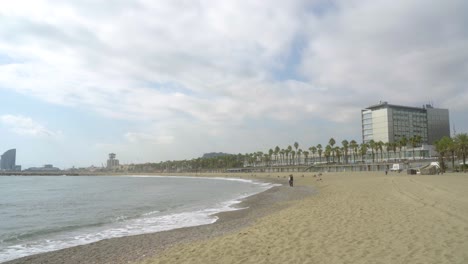 Weitwinkelaufnahme-Des-Strandes-Von-Barcelona-An-Einem-Bewölkten-Tag-In-Barcelona,-Spanien