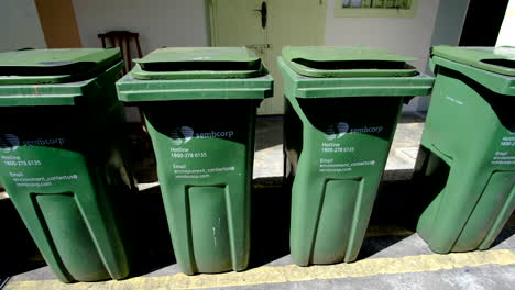 Ein-Plastikbehälter-Oder-Eine-Mülltonne-Für-Vier-Abfälle,-In-Der-Der-Müll-Bei-Der-Entsorgung-Entsorgt-Werden-Kann