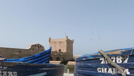 Tiefansicht-Des-Berühmten-Sqala-Mit-Blauen-Booten-Im-Vordergrund