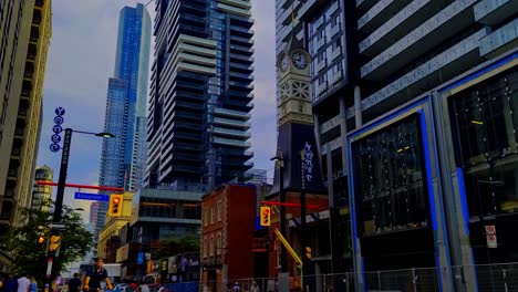 Toronto-Yonge-Und-Alexander-South-Regnerisch-Sonnig-Nach-Regenfällen,-Während-Ein-Neues-Gebäude-In-Einem-Postmodernen-Architekturdesign-Errichtet-Wird,-Blick-Auf-Die-Skyline,-Ampelkreuzung-Mit-Vintage-Glockenturm