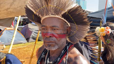 Ein-Indigener-Amazonischer-Mann-Mit-Traditionellen-Körperzeichnungen-Und-Buntem-Federhut