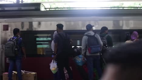 Pasajeros-Esperando-La-Llegada-Del-Tren-A-La-Estación-De-Tugu,-Yogyakarta.