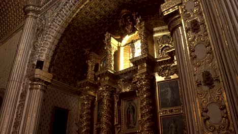 Altar-De-La-Virgen-María-De-Guadalupe-En-La-Catedral-De-La-Ciudad-Con-Fieles-Cerca,-Tiro-Revelador-En-Ascenso