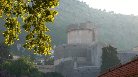 Dubrovnik,-view-of-the-walls-in-the-light-of-the-morning-sun
