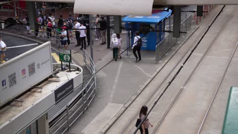 Blick-Aus-Der-Vogelperspektive-Auf-Eine-Vorbeifahrende-Straßenbahn-In-Hongkong