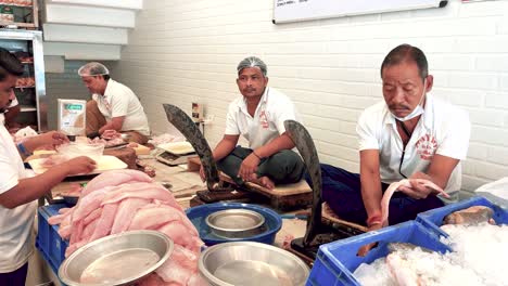 Lokale-Indische-Metzger-Schneiden-Und-Hacken-Frisches-Fleisch-In-Indien
