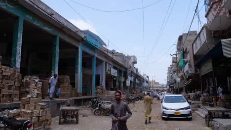Timelapse-shot-of-an-outdoor-fruit-market-with-laborers-loading-and-unloading-in-Karachi,-Pakistan-on-a-sunny-day