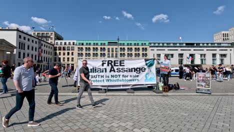Protesters-outside-the-US-Embassy-near-Brandenburg-Gate-in-Berlin,-fighting-for-the-release-of-Australian-citizen-Julian-Assange-who-is-due-to-be-extradited-to-the-United-States,-Germany