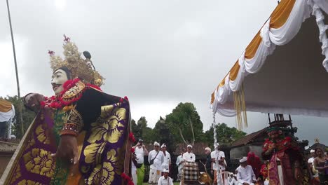 Balinesischer-Hinduismus,-Bali-Leute-Führen-Topeng-Maskentanz-Auf,-Besakih-Muttertempel-Zeremonie,-Künstler-Tragen-Bunte-Kostüme