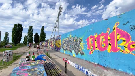 Muro-De-Graffiti-En-El-Mauerpark-De-Berlín-Como-Símbolo-De-La-Escena-Del-Arte-Callejero
