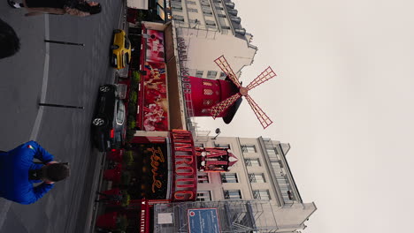 Moulin-Rouge-Windmühle,-Vertikal,-Mittlere-Filmische-Aufnahme,-Paris,-Bewölkt