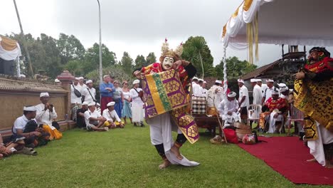 La-Ceremonia-Hindú-Balinesa-Tiene-Una-Actuación-Dramática-De-Danza-Enmascarada-En-El-Templo-Madre-Besakih,-Karangasem-Durante-El-Día,-Bali-Indonesia