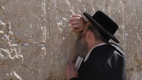El-Judaísmo-Haredí-Reza-En-El-Muro-Occidental,-También-Conocido-Como-Muro-De-Las-Lamentaciones-O-Kotel-En-Jerusalén