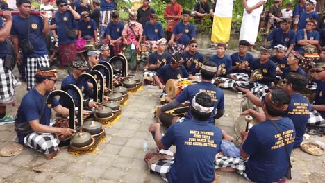 Músicos-Tocan-La-Orquesta-Gamelan-Baleganjur-En-La-Ceremonia-Funeraria-Hindú-En-Bali,-Indonesia-Durante-El-Día,-Fuerte-Conjunto-De-Percusión