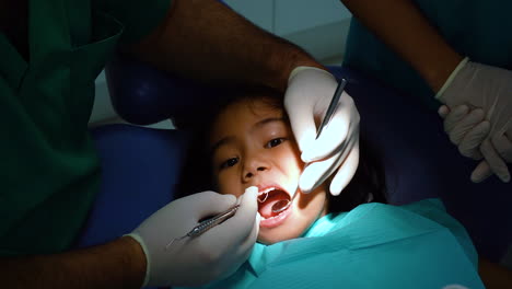 Kleines-Mädchen,-Das-Seine-Zähne-Vom-Zahnarzt-Untersuchen-Lässt