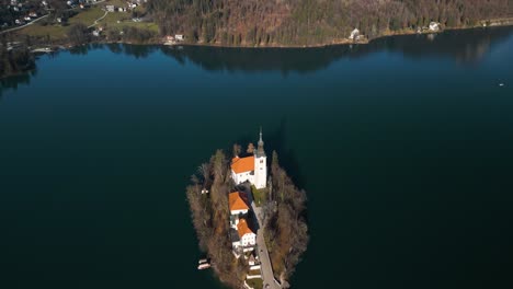 Filmischer-Drohnenschuss-über-Dem-Bleder-See,-Slowenien