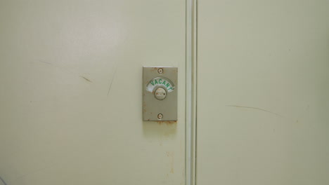 Zeitlupen-Totalaufnahme-Der-Badezimmertür,-Die-Von-„frei“-Zu-„besetzt“-Wechselt