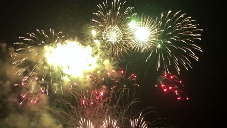 Kippaufnahme-Großartiger-Feierlichkeiten-Zum-Jahresende-Mit-Prächtigem,-Farbenfrohem-Feuerwerk