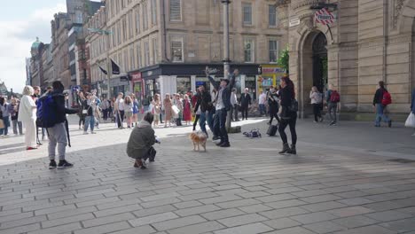 Menschenmenge-In-Glasgow,-Die-Mit-Einem-Straßenkünstler-Mit-Mikrofon-Singt