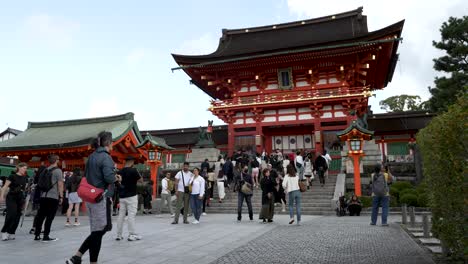 Busy-Crowds-At-Entrance-Tower-Gate-Entrance-To-Fushimi-Inari-Taisha-In-Kyoto