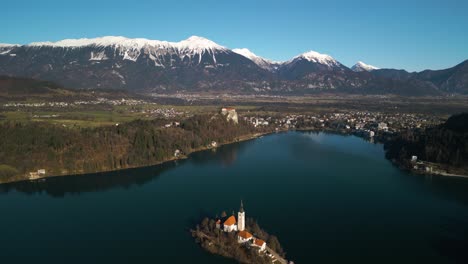 Increíble-Hiperlapso-Aéreo-Sobre-El-Lago-Bled,-Eslovenia