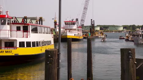 Casco-Bay-Fähren-Warten-Am-Dock-Im-Hafen-Von-Portland,-Maine