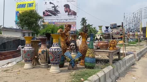 Local-people-selling-clay-pots-near-road-side-in-Kolkata