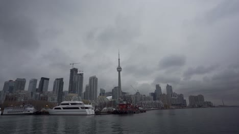 Blick-Auf-Die-Skyline-Der-Innenstadt-Von-Toronto-Vom-Ufer-Des-Ontariosees