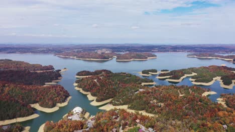 Douglas-Lake,-Sevierville,-TN-Filmische-Luftaufnahme-Der-Herbstfarben