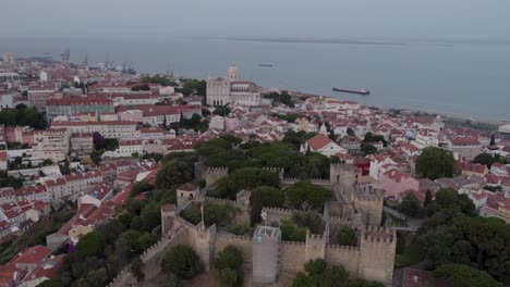 Eine-4K-Drohnenaufnahme-Des-Schlosses-Des-Heiligen-Georg,-Einer-Königlichen-Burg-Und-Eines-Museums-Auf-Einem-Hügel-Aus-Dem-11.-Jahrhundert-In-Lissabon,-Portugal