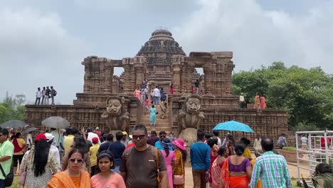 Crowd-at-Konark-Sun-Temple-is-a-13th-century-CE-Sun-Temple-at-Konark-in-Odisha,-India